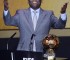 "O Rei" Pelé recibió el Balón de Oro Honorífico de la FIFA, con este terno de oficinista.