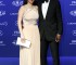 El ex atleta y campeón olímpico  Michael Johnson en un smoking sin gracia, y su esposa, Armine Shamiryan, en un vestido con aún menos gracia.