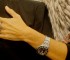 Poco, pero bueno:  Manicure perfecta, sin esos feos colores neón que se usan. Con un puro, pero enorme anillo, copiado de las colecciones de Victoire de Castellane para Dior. Y el detalle híper fashion: un reloj grande y de estilo masculino.