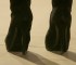 Ama los caros zapatos del italiano Giuseppe Zanotti. Pero como es lo ubicada, dejó los lujos en su casa y llegó con estas botas negras, altas pero no exageradas, al alcance del bolsillo y bien hechas.