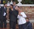 Bono "echando la talla" en el embarcadero. FOTO: AFP