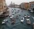 La caravana hizo el trayecto de unos 20 minutos por el Gran Canal. FOTO: REUTERS