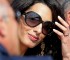 Close up a la novia y su impresionante anillo de compromiso: La abogada de derechos humanos líbano-inglesa Amal Ramzi Alamuddin, durante su llegada a Venecia.  FOTO: EFE