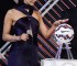 El momento de alta costura: Tonka Tomicic soberbia en el mismo traje Versace, con un par de detalles punk, que la modelo top rumana Andreea Diaconu desfiló en Milán. En el Sorteo de la Copa América 2015, en la Quinta Vergara.