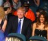 Donald Trump con el peinado más feo del mundo, sólo superado por Farkas. Junto a su mujer sexy.