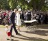 Los duques de Cambridge empujan el coche donde transportan a la princesa Charlotte, de nueve meses, camino a su bautizo.