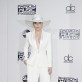 La copiona Lady Gaga aquí le copia los trajes que Yves Saint-Laurent le hacía a Bianca Jagger.