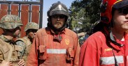 24 de enero de 2017/LOLOL
El humorista, Paul Vasquez "El flaco" junto a sus compañeros de la compañía de bomberos de San Bernardo, llegaron hasta el sector de Lolol para ayudar en el combate de los incendios forestales en la zona 
FOTO;RODRIGO SAENZ/AGENCIAUNO