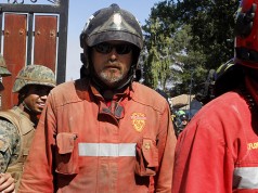 24 de enero de 2017/LOLOL
El humorista, Paul Vasquez "El flaco" junto a sus compañeros de la compañía de bomberos de San Bernardo, llegaron hasta el sector de Lolol para ayudar en el combate de los incendios forestales en la zona 
FOTO;RODRIGO SAENZ/AGENCIAUNO