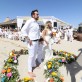 Los novios en la ceremonia religiosa en plena arena y frente al mar, en Puerto Velero.