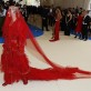 El homenaje de Katy Perry al Drácula de Coppola. Anoche, en la espectacular gala de inauguración de la expo Rei Kawakubo / Comme des Garçons: Art of the In-Between, en el Costume Institute del Museo Metropolitano de Nueva York.