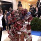 WTF!!! Rihanna. La cantante lleva un diseño de la japonesa Rei Kawakubo para la marca Comme des Garcons, que es algo así como la mega vanguardia y súper cara. A ella está dedicada la exposición del Costume Institute del MET, cuya inauguración fue con esta gala.