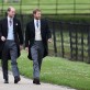 Los príncipes de Inglaterra William y Harry camino a la ceremonia.