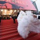 Seda, cristales y cientos de plumas de avestruz. La actriz tailandesa Araya Hargate, con cinco meses de embarazo, simboliza el glamour extravagante y sin límites de Cannes.