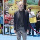 El Profesor X! Patrick Stewart peor vestido que en todas sus muchas y taquilleras películas.