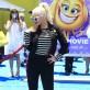 El homenaje de Christina Aguilera a Olivia Newton-John en Grease. En la premiere de Emoji La Película en Los Angeles.