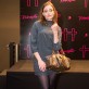 Mirella Granucci sujetando y protegiendo su bolsito Vuitton.
