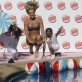 Kika Silva en pleno piscinazo con baile en el Hotel O'Higgins. TODAS LAS FOTOS: AGENCIA UNO