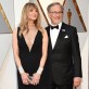 El look del poder: Steven Spielberg y esposa.