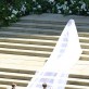 El velo de tul de seda de cinco metros fue bordado con 53 flores representativas de cada uno de los países de la Commonwealth. Más una de California, donde Meghan se crió, y otra que crece en el palacio de Kensington, donde vive con Harry.
