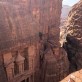 Frente al ancestral y maravilloso monasterio en Petra, Jordania.