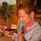 Kathy Salosny disfrutando del pan de Pascua.