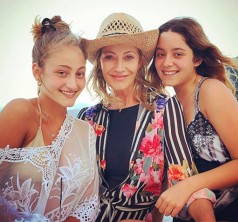 Junto a sus hijas Florencia (a la izquierda) y Martina, en 2018.