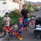 El útimo paseo en bicicleta del año de Eduardo de la Iglesia y sus niños.