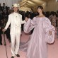 Benedict Cumberbatch y esposa Sophie Hunter con la ropa de utilería de alguna película de época.