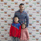 Mark González llegó con sus hijos, pero sin Maura Rivera.