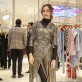 Solo Javiera Díaz de Valdés puede ponerse un gran trozo de tela cruzado y verse chic. En la inauguración de una nueva tienda de modas en el mall Casacostanera.