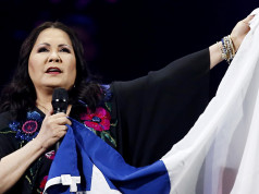 25  de Febrero de 2020/VIÑA DEL MAR
La cantante mexicana Ana Gabriel muestra la bandera de Chile durante su presentación en la  tercera noche del Festival de Viña del Mar 2020 realizado en la Quinta Vergara 
FOTO:FRANCISCO LONGA/AGENCIAUNO