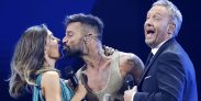 23 de Febrero de 2020/SANTIAGO 
El cantante puertorriqueño Ricky Martin besa a Maria Luisa Godoy cuando recibe gaviota de plata durante su presentación en la primera noche del Festival de Viña del Mar 2020 realizado en la Quinta Vergara 
FOTO:FRANCISO LONGA/AGENCIAUNO