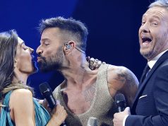 23 de Febrero de 2020/SANTIAGO 
El cantante puertorriqueño Ricky Martin besa a Maria Luisa Godoy cuando recibe gaviota de plata durante su presentación en la primera noche del Festival de Viña del Mar 2020 realizado en la Quinta Vergara 
FOTO:FRANCISO LONGA/AGENCIAUNO