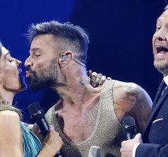 23 de Febrero de 2020/SANTIAGO 
El cantante puertorriqueño Ricky Martin besa a Maria Luisa Godoy cuando recibe gaviota de plata durante su presentación en la primera noche del Festival de Viña del Mar 2020 realizado en la Quinta Vergara 
FOTO:FRANCISO LONGA/AGENCIAUNO