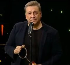 JC emocionado en Premios Estrella 3