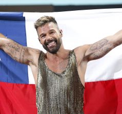 23 de Febrero de 2020/VIÑA DEL MAR
El cantante puertorriqueño Ricky Martin, se despide con una bandera de Chile tras su presentación  en la primera noche del Festival de Viña del Mar 2020 realizado en la Quinta Vergara 
FOTO:FRANCISO LONGA/AGENCIAUNO