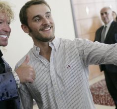 15 de marzo de 2014/ SANTIAGO
El empresario Leonardo Farkas, se toma una foto selfie con el gimnasta Tomás González en el Hotel Sheraton San Cristóbal, para felicitar al deportista por su participación en los Juegos Suramericanos Santiago 2014. 
FOTO: DAVID VON BLOHN/ AGENCIAUNO