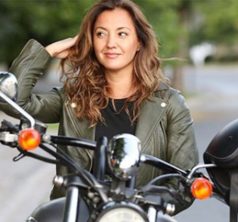 Priscilla Vargas en moto