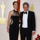 Hugh Grant y Anna Elisabet Eberstein pose on the champagne-colored red carpet during the Oscars arrivals at the 95th Academy Awards in Hollywood, Los Angeles, California, U.S., March 12, 2023. REUTERS/Eric Gaillard