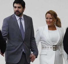 145 de Septiembre del 2019/SANTIAGO
 
Diputado Joaquin Lavin, junto a la alcaldesa de Maipu Cathy Barriga ingresan al Tedeum evangelico

FOTO:SEBASTIAN BROGCA/AGENCIAUNO