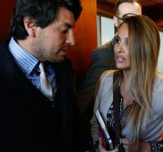 2 de AGOSTO del 2016/SANTIAGO 
La ex rostro de televisi—n, Paloma Aliaga(d) y su actual pareja Crist—bal Valenzuela(i), se retiran del Centro de Justicia de Santiago luego de ser formalizados por presunta estafa y falsificaci—n 
FOTO:FRANCISCO FLORES SEGUEL/AGENCIAUNO