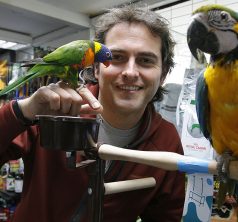 SEBASTIAN JIMENEZ EVANS - LINDORFO - MEDICO VETERINARIO - PRESENTADOR - TELEVISION - PLANO MEDIO - LORO - PAPAGAYO / LA CUARTA - PAGINA 37 - SIN CREDITO - CHILE / PUBLICADA - - -