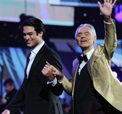 26 DE FEBRERO DE 2024 / VIÑA DEL MAR
Andrea Bocelli, junto a su hijo, Matteo Bocelli, durante la segunda noche del LXIII Festival Internacional de la Canción de Viña del Mar desde la Quinta Vergara.
FOTO: VICTOR HUENANTE / AGENCIAUNO