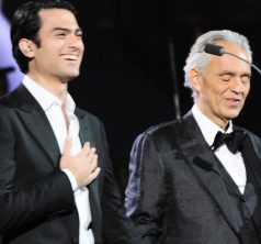 26 DE FEBRERO DE 2024 / VIÑA DEL MAR
Andrea Bocelli, junto a su hijo, Matteo Bocelli, durante la segunda noche del LXIII Festival Internacional de la Canción de Viña del Mar desde la Quinta Vergara
FOTO:  /AGENCIAUNO