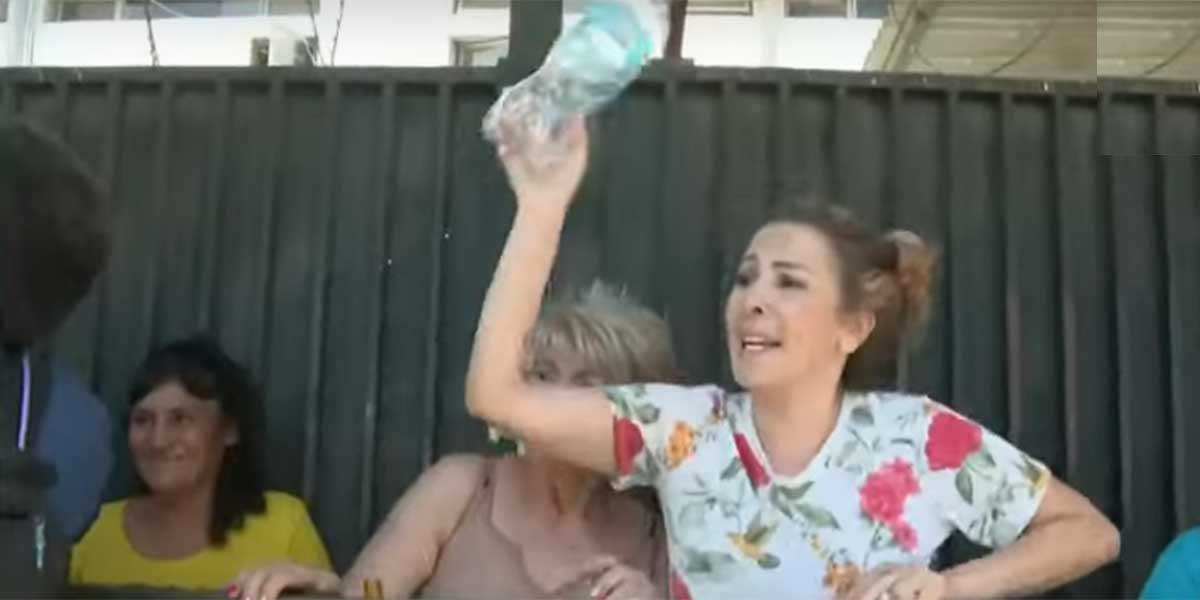 «¡Cállate desgraciado!»: Romina Sáez las emprendió a botellazo limpio contra hombre que  gritaba improperios a Lavín Jr. durante visita a Cathy Barriga en cárcel de San Miguel